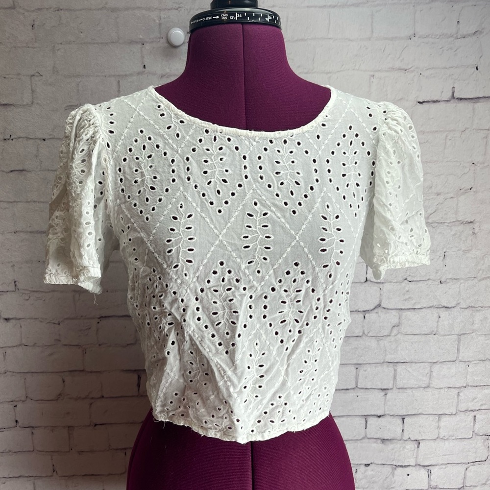 Forever 21 White Eyelet Short Sleeve Cropped Blouse